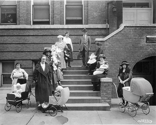 Jewish immigrants to Oregon received services from “well-baby clinics,” one of which is pictured here with Ida Lovenberg and Dr. Moore in 1920. Photo © Oregon Jewish Museum